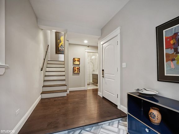 3rd image of 921 N La Salle Dr APT 6