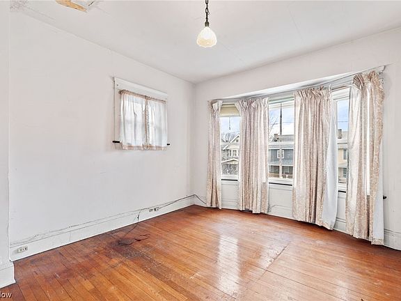 5th image of 9408 Parmelee Ave