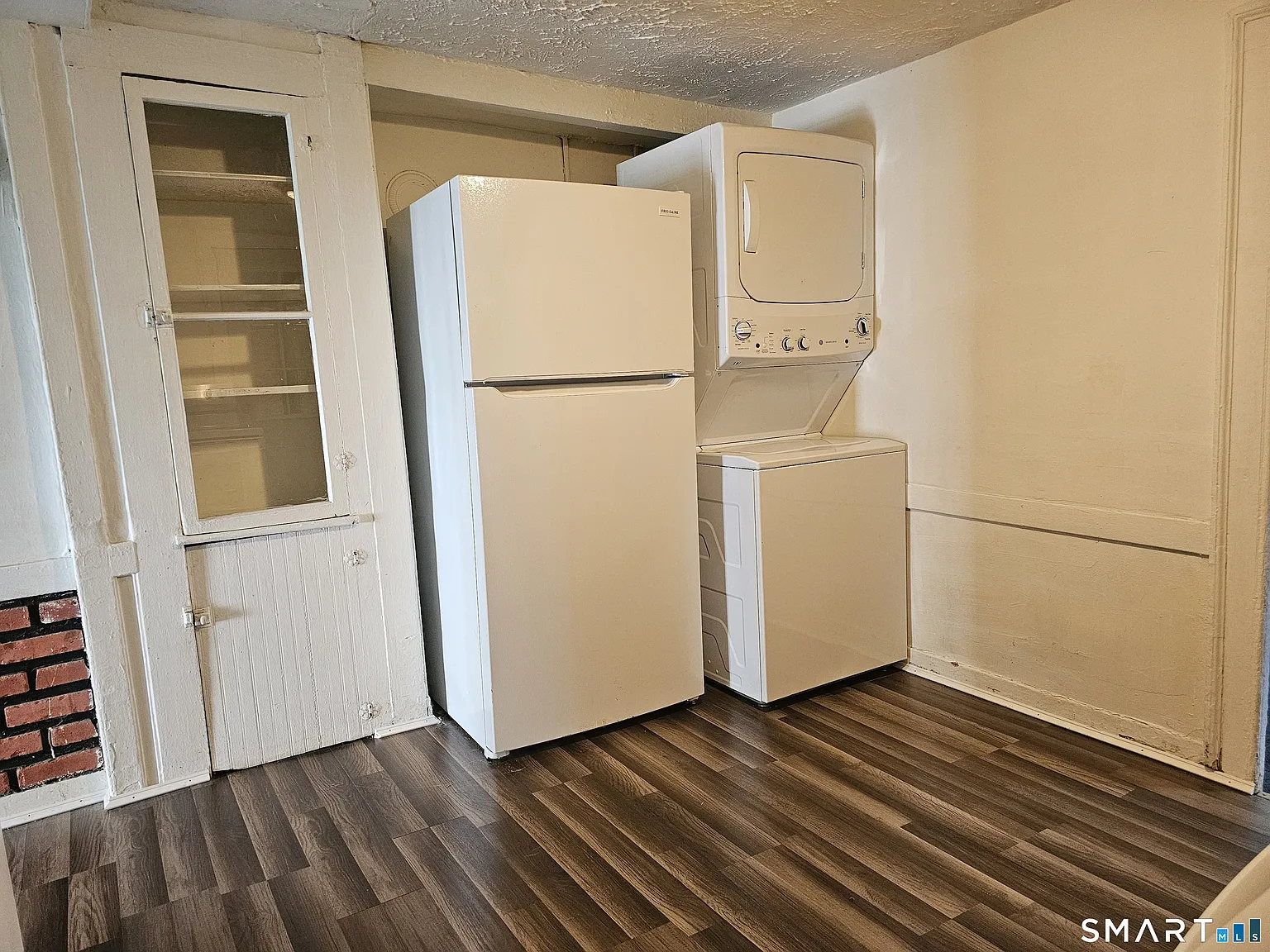 2 bed, 1.0 bath, 1950 sqft, $1,400 — Photo 3