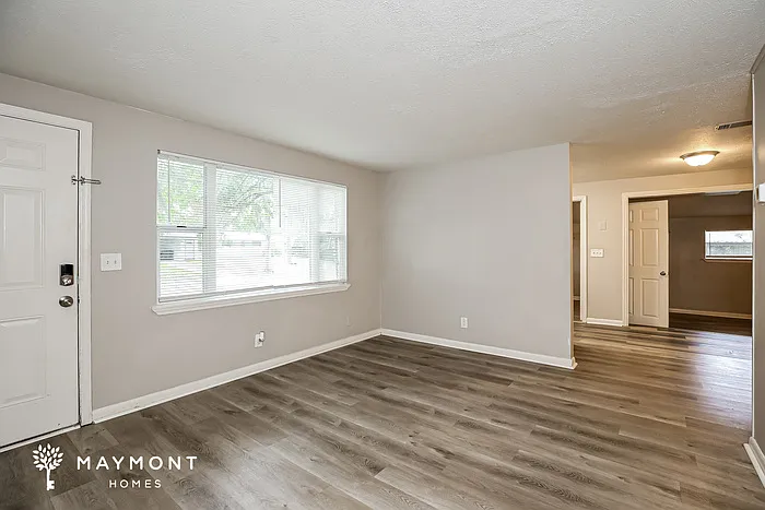 260 Lee Dr — Photo 3