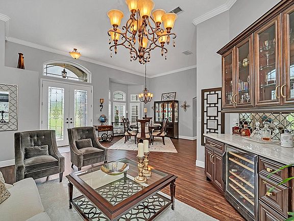 3rd image of 11113 Versailles Blvd