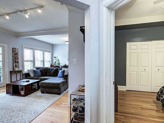 3rd image of 1404 W Foster Ave #1