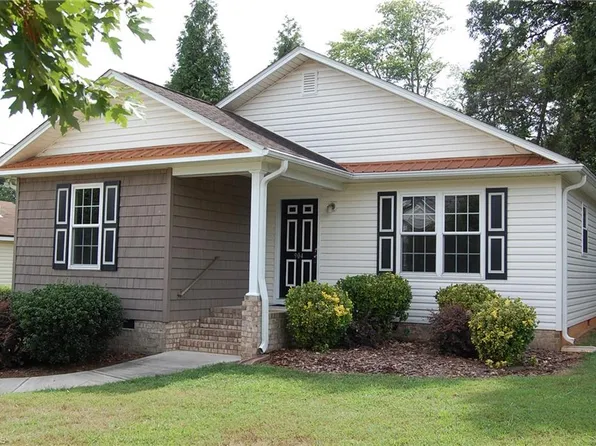 904 Meadowood St, Greensboro, NC 27409
