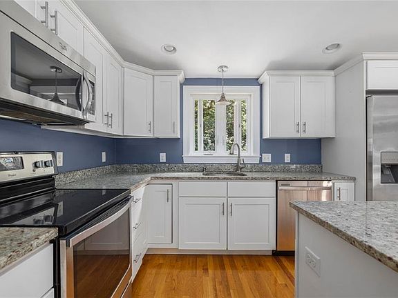 5th image of 75 Brookside Dr