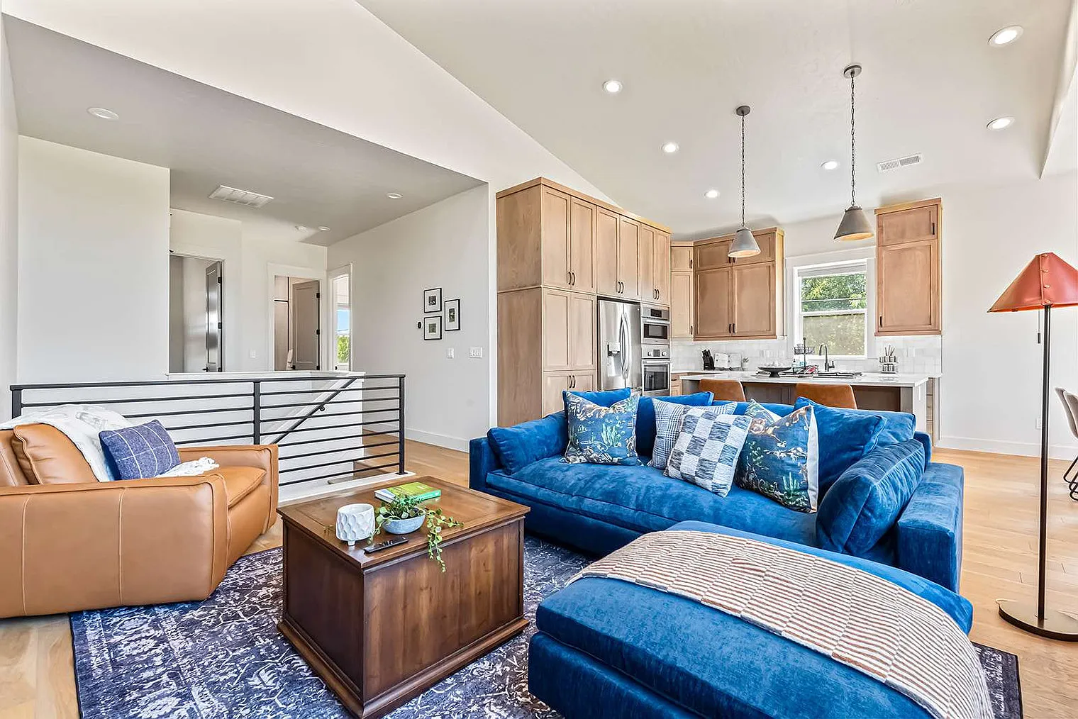 3 bed, 3.0 bath, 559 sqft, $6,435 — Photo 3
