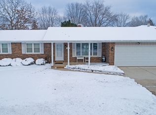 675 Hiawatha Dr, Elgin, IL 60120