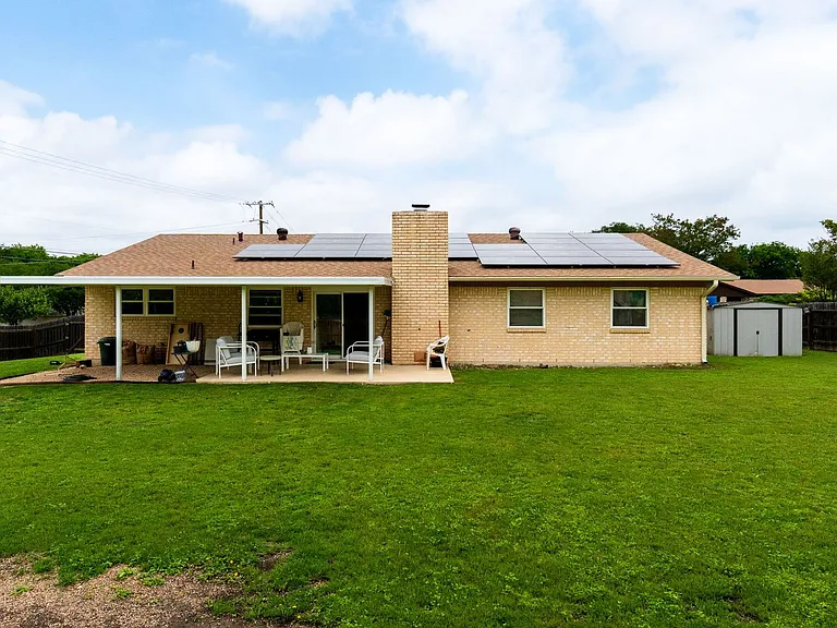 902 Lynn Ln — Photo 15