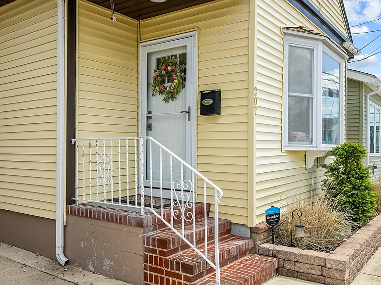 207 N Harvard Ave — Photo 3