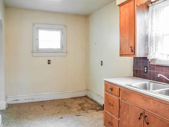 5th image of 71 Norwood St