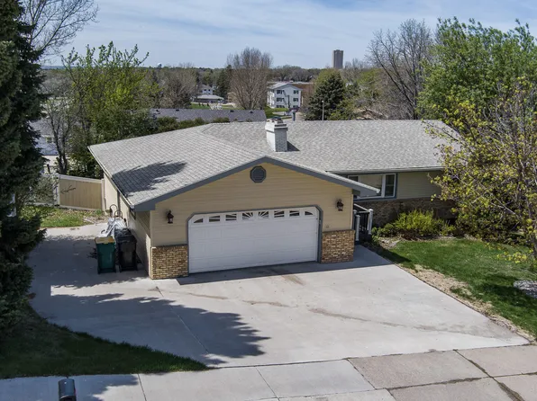 1122 Hillside Ter, Bismarck, ND 58501