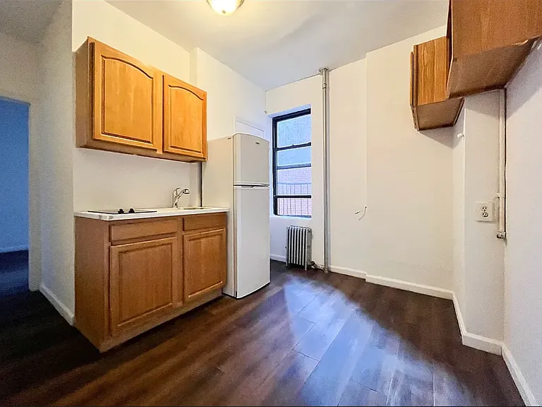 70 Kenmare St #14 — Photo 1