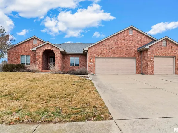 151 Twin Oaks Dr, Chatham, IL 62629