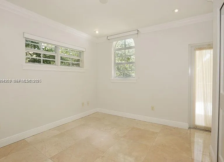 592 Fernwood Rd #B — Photo 18