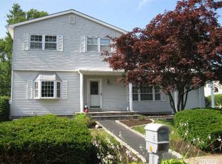 7 Avis Dr, Holbrook, NY 11741
