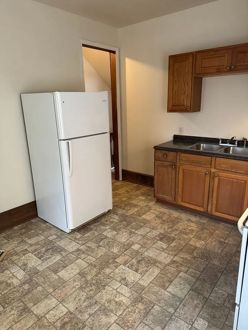 111 East Ave — Photo 3