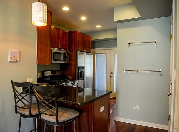 2nd image of 1364 W Greenleaf Ave APT 3S