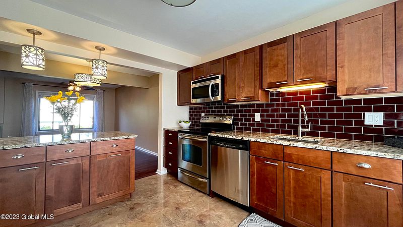 5th image of 102 Huntington Court