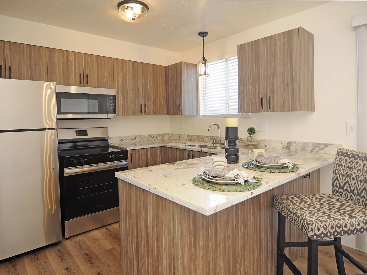 2 bed, 1.5 bath, 1100 sqft, $1,595 — Photo 4