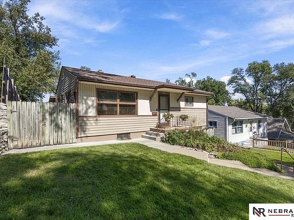 3rd image of 3934 Laurel Ave