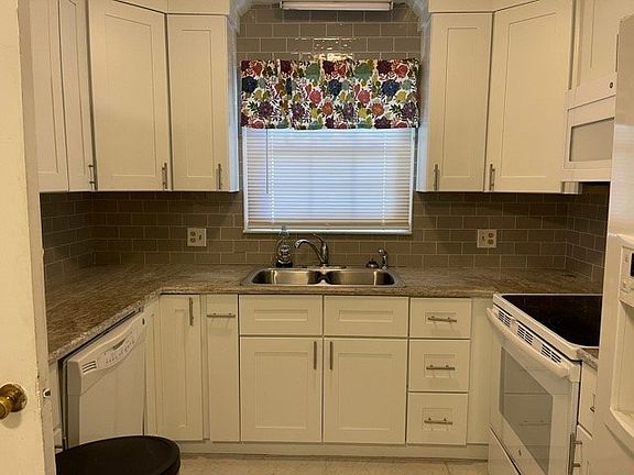 5th image of 2692 Hillcrest Ave