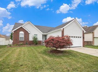 46684 E Briarwood Dr, Chesterfield, MI