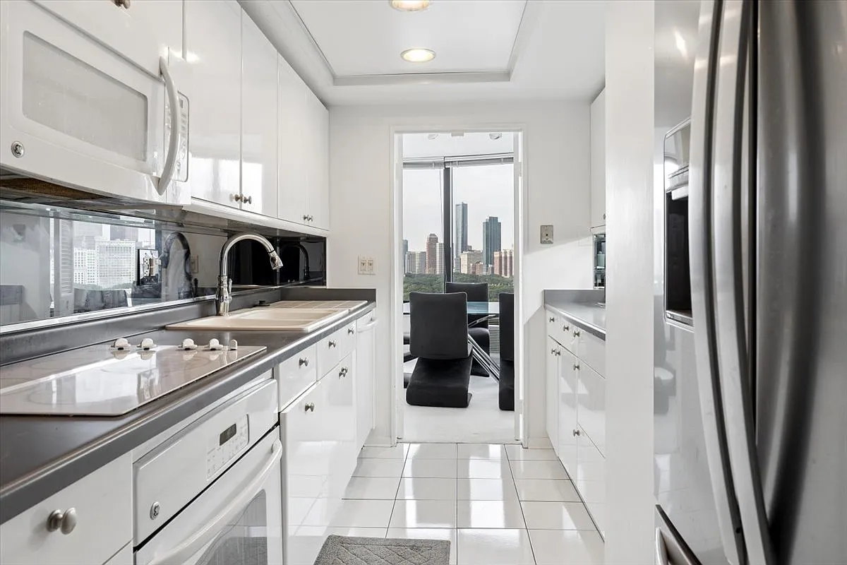 1 bed, 1.5 bath, 998 sqft, $3,800 — Photo 3