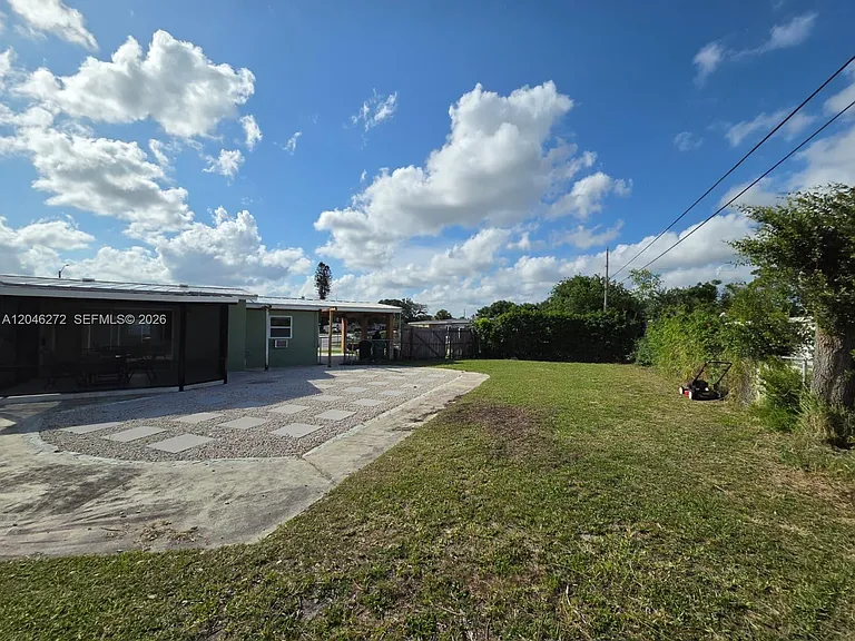 305 SE Airoso Blvd — Photo 58