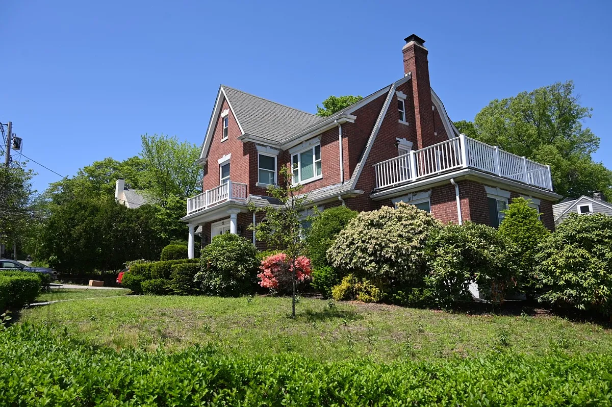 Building Photo - 51 Elm St