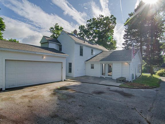 4th image of 212 Parkway St