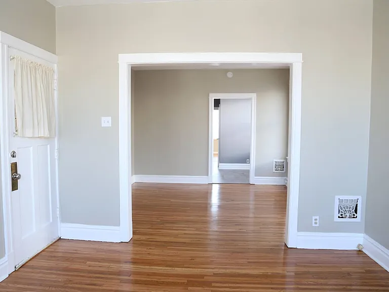 5210 Bancroft Ave #2W — Photo 12