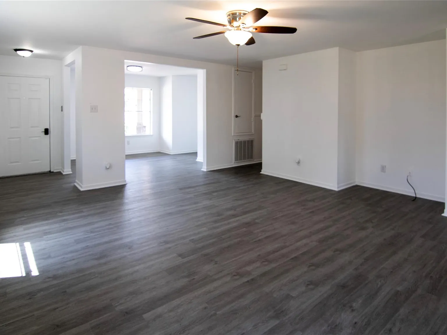 3 bed, 2.0 bath, 1552 sqft, $2,400 — Photo 3