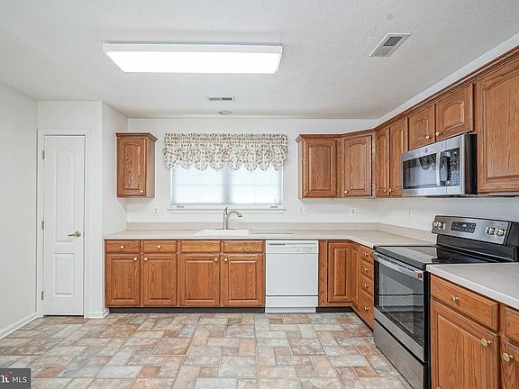 4th image of 16 Magnolia Ln