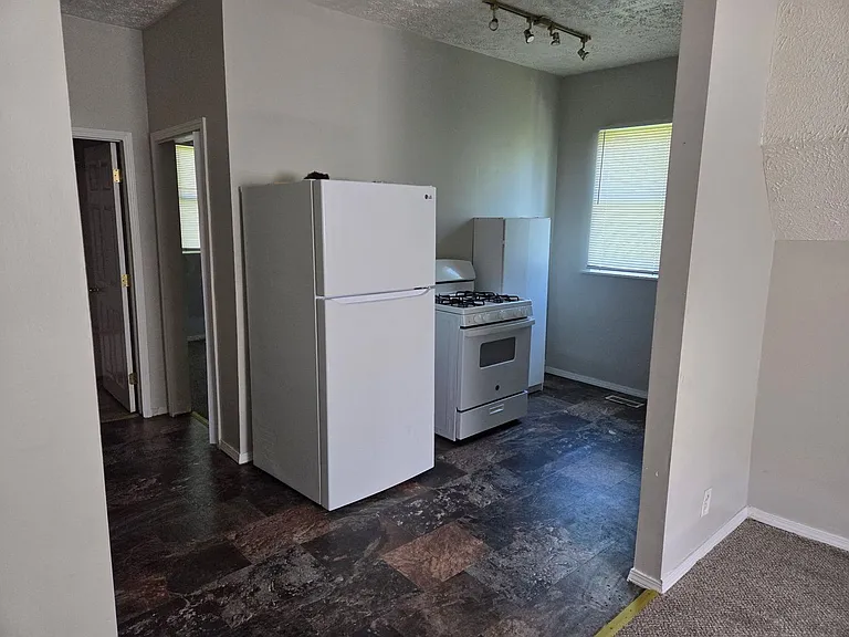 1008 W 1st St — Photo 10