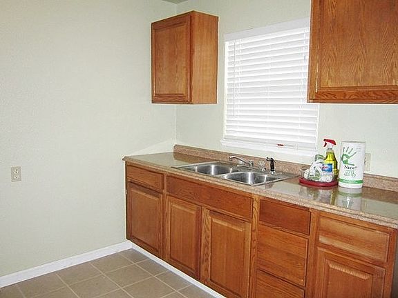 3rd image of 403 E Hawthorne Ave