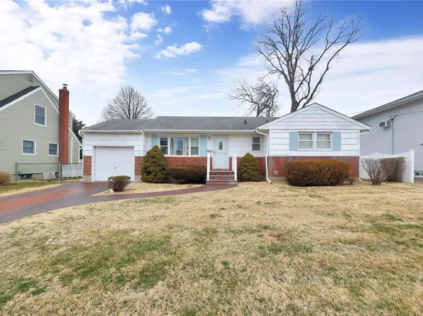 7 3rd Avenue, Farmingdale, NY 11735