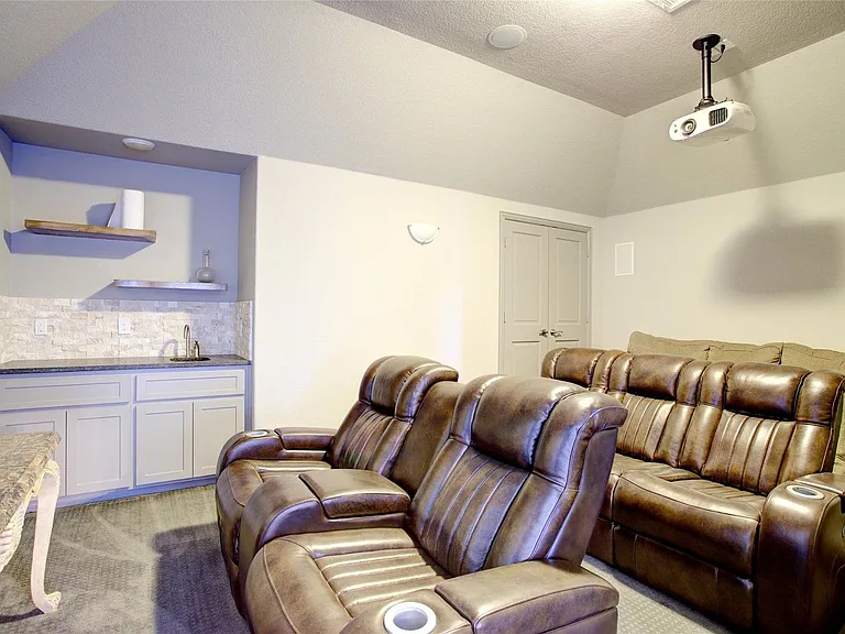 214 Heatherstone Dr — Photo 32