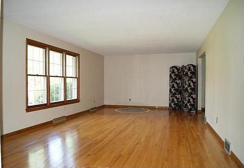3rd image of 557 Oakridge Dr