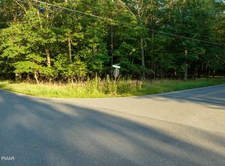 1 Applewood Dr, Swiftwater, PA 18370