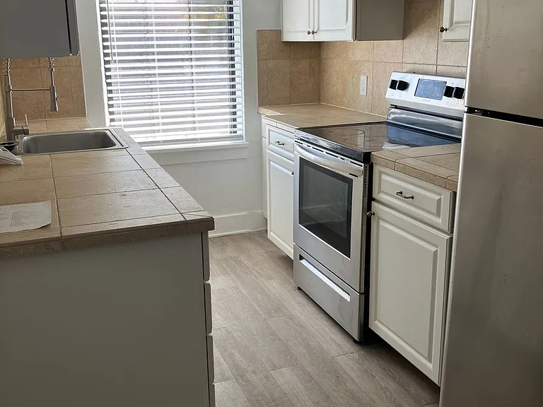 Fontana Court Apartments — Photo 14
