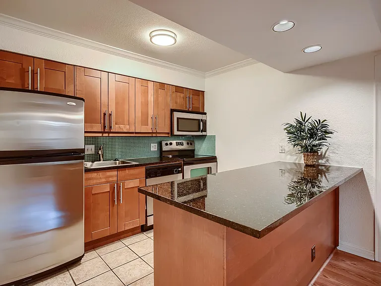 7685 Northcross Dr #323 — Photo 6