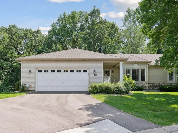 913 Carriage Ln, Chaska, MN 55318