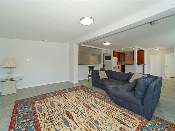 5th image of 3946 Chaucer Ln