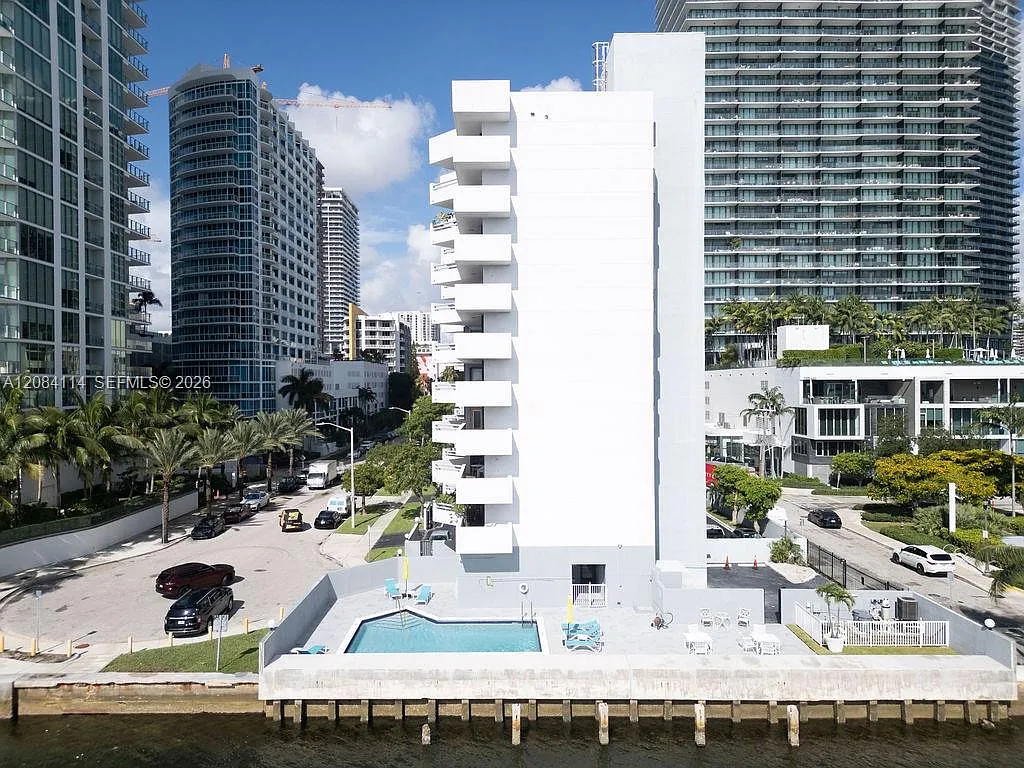 Bayview Tower Condo — Photo 3