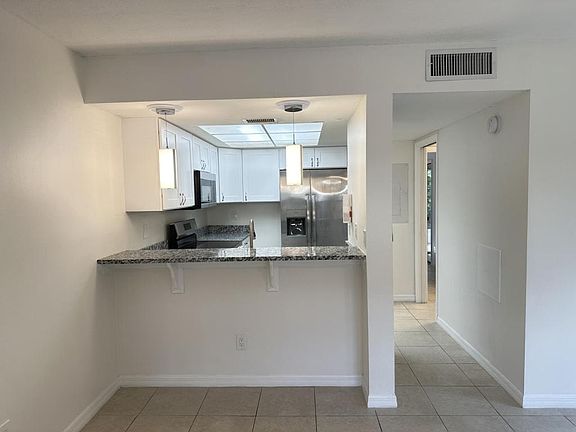 3rd image of 3018 Sir Hamilton Cir