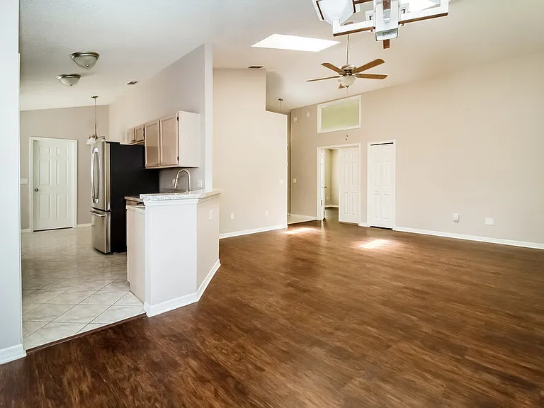 996 Maple Ct — Photo 4