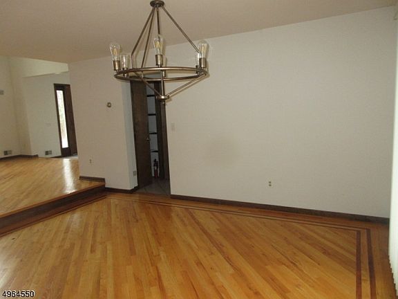 4th image of 12 White Birch Ct