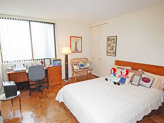 2nd image of 26910 Grand Central Pkwy APT 20L