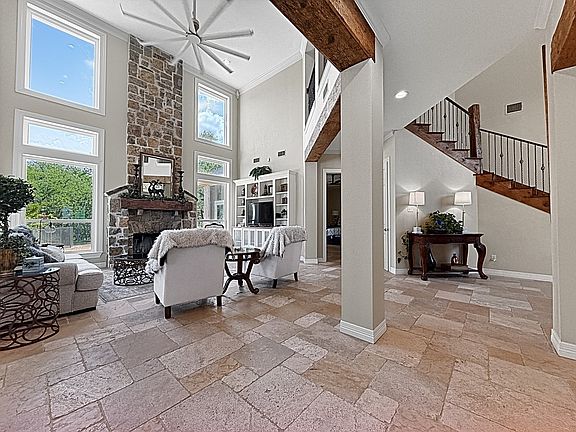 2nd image of 909 Higginbotham Ln