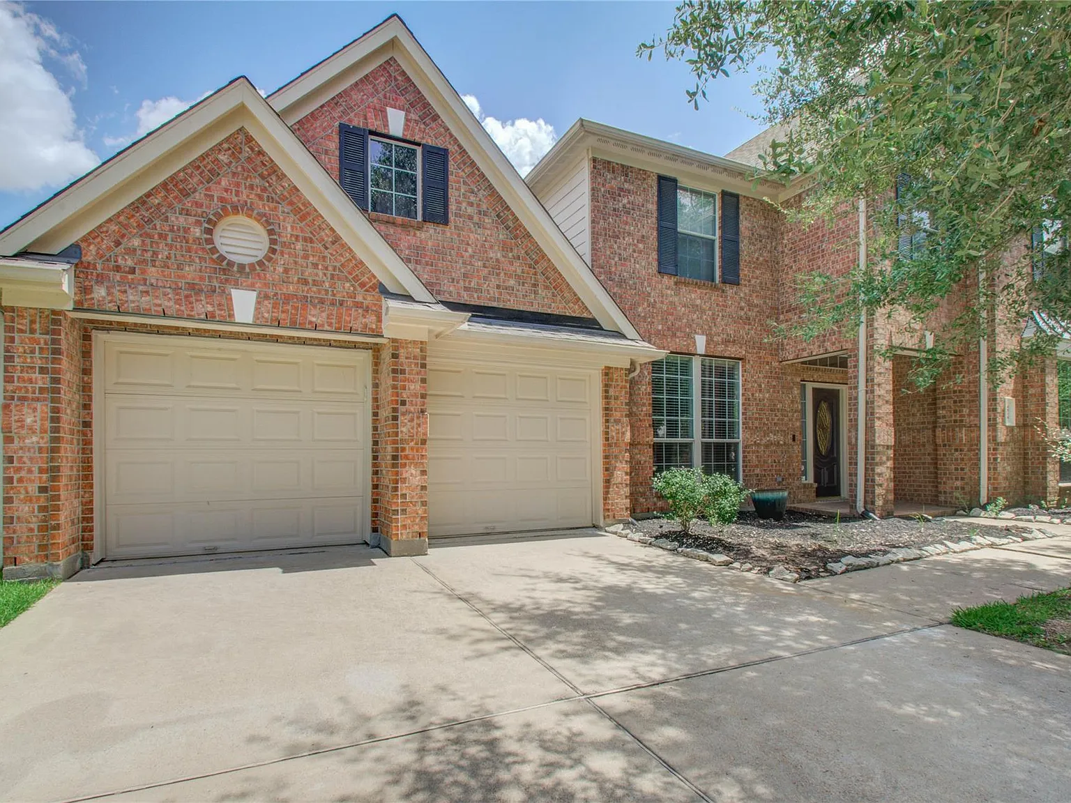 5 bed, 3.5 bath, 3669 sqft, $3,600 — Photo 2