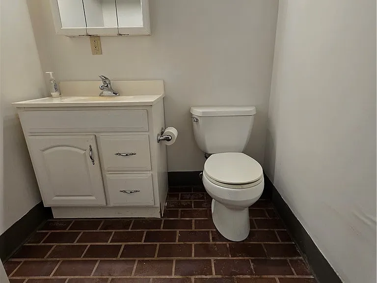325 Outlook St — Photo 35